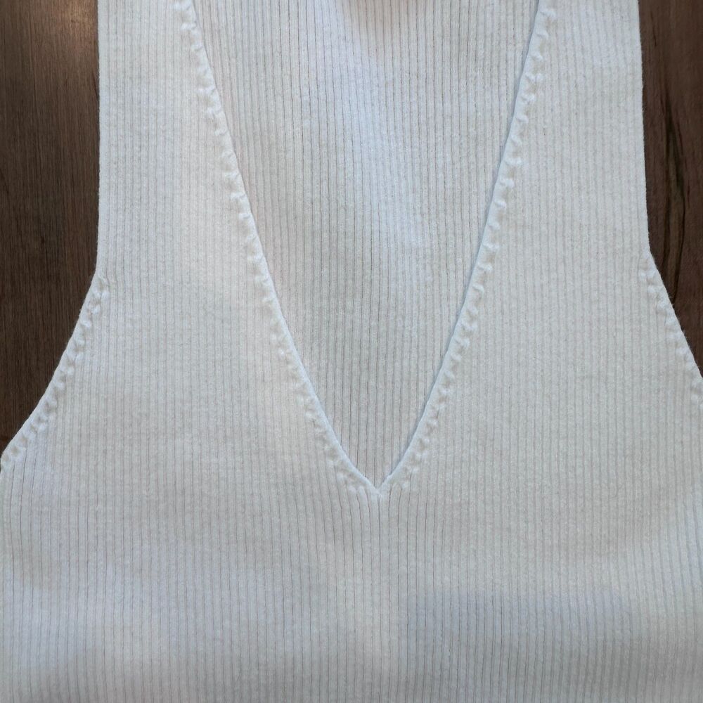 Basic White Ribbed Knit V-Neck Tank Top Size‎ Small - Picture 3 of 4